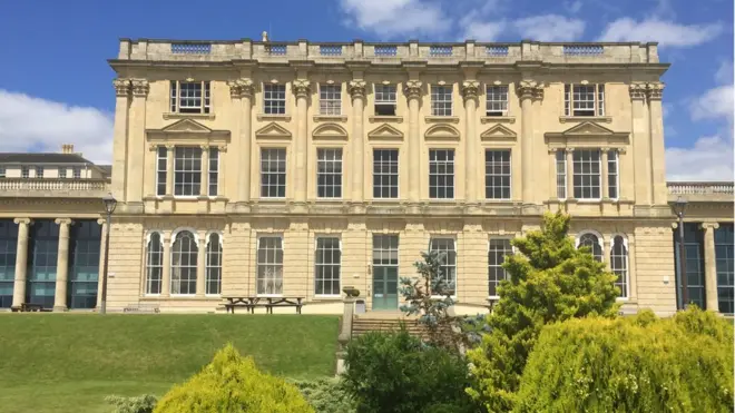 Служба мониторинга Би-би-си объявила о сокращении 98 рабочих мест. Штаб-квартира Службы будет переведена из поместья Кавершэм-парк, в котором она находилась с 1943 года.