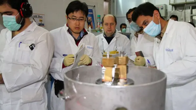 عاملون في منشأة نطنز الإيرانية