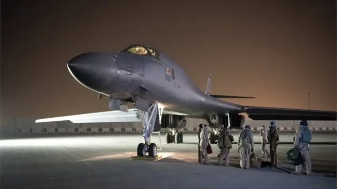 Pesawat pengebom B-1B Lancer siap dikerahkan untuk melesatkan rudal ke Suriah. Foto diabadikan di Pangkalan Udara Al Udeid di Doha, Qatar, 14 Spril 2018.