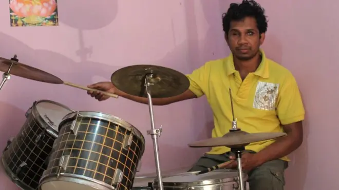 "අනෙක් දෘශ්‍යාබාධිත පුද්ගලයන්ටත් මම කියන්නේ තමන්ගේ වැඩක් කරලා උත්සාහයෙන් නැගිටලා හිටියොත් ඒක හරියයි"