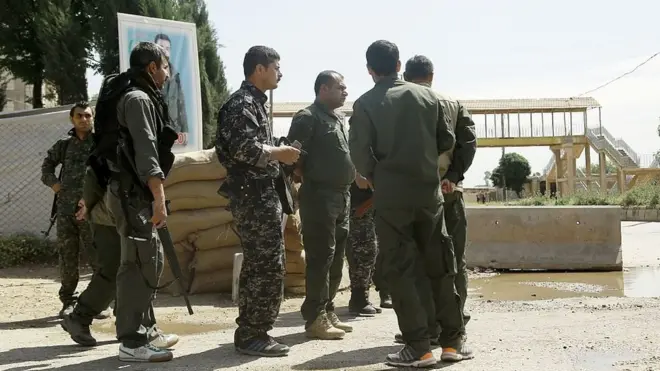 PYD'ye bağlı asayiş güçlerinin en az 11 kişiyi gözaltına aldıkları bildirildi.