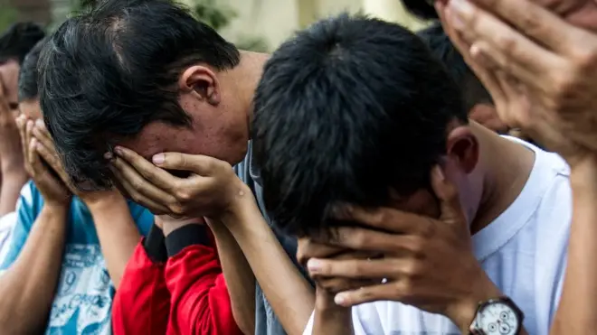 Empat belas orang diciduk dan delapan di antaranya menjadi tersangka dalam apa yang disebut polisi pesta gay di Surabaya, April lalu.