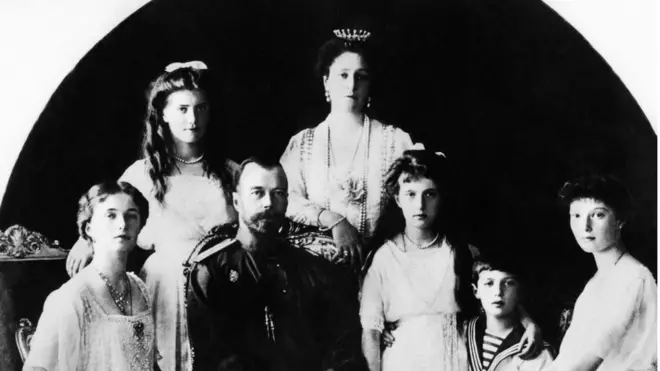 بلشويکانو څار پاچا نيکلاى له خپلې کورنۍ سره يو ځاى اعدام کړ