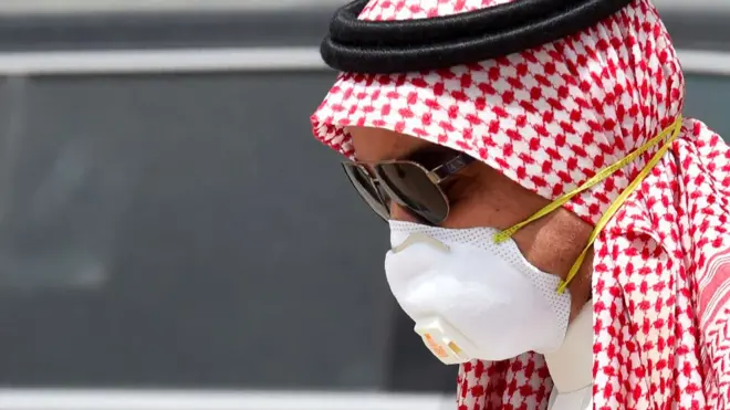 رجل يمشي في العاصمة الرياض يوم 15 مارس