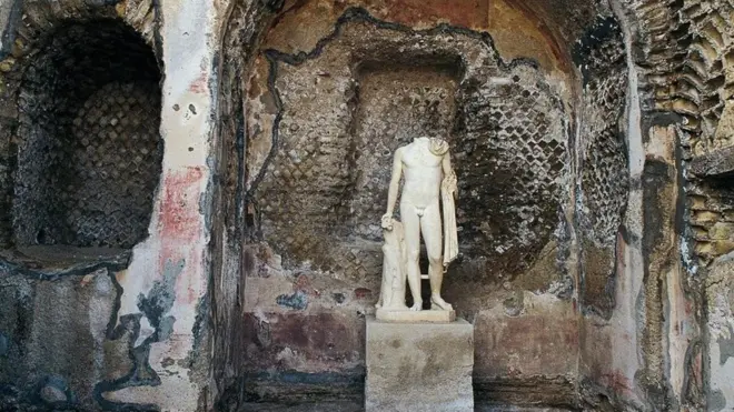 Tekanan bawah tanah menyebabkaan lahan di sekeliling Baia secara terus-menerus meningkat dan berada di bawah permukaan air (Kredit: De Agostini/G.Carfagna/Getty Images)