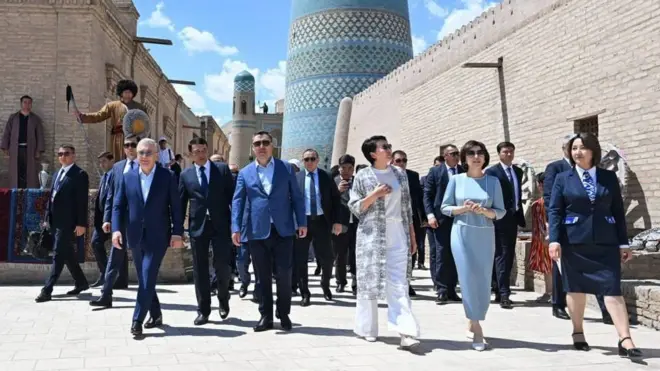 Президент Мирзиёев ва Президент Жапаров ва Ўзбекистон ва Қирғизистон биринчи хонимлари Хивадаги Ичан-Қалъа мажмуасида