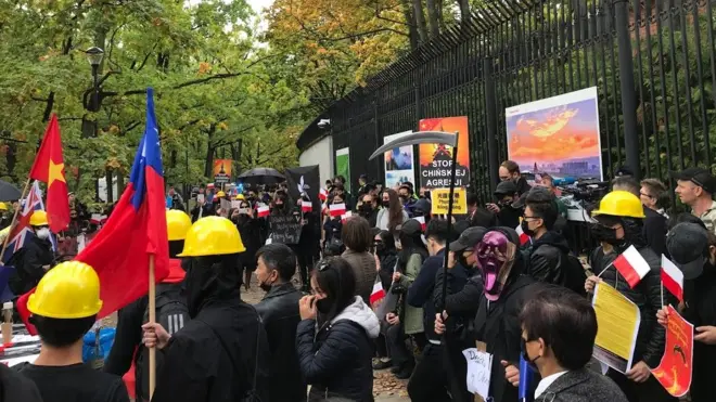 Biểu tình vì Hong Kong, Biển Đông trước Đại sứ quán Trung Quốc ở Warsaw hôm Chủ Nhật 29/09. - Ảnh của Nam Phong, Warsaw