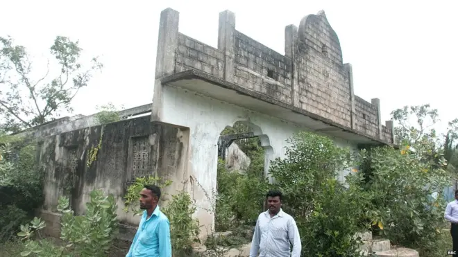 ගරා වැටුණු නිවාස