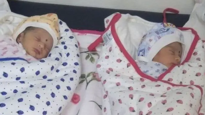 જોડિયા બાળકોની તસવીર