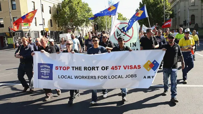 Многие австралийцы выступают против широкого предоставления виз иностранным работникам