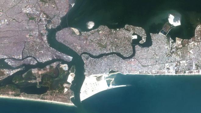 La majorité de Lagos, au Nigéria, ne se trouve qu'à quelques mètres au-dessus du niveau de la mer et est menacée d'érosion côtière