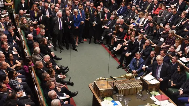 В обычных условиях заседание в Палате общин демонстрирует невозможность соблюдать рекомендованную дистанцию в два метра. На фото - заседание в Палате общин 22 октября 2019 года