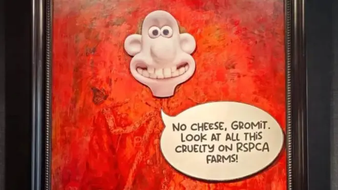 Poster je zalepljen za staklo koje prekriva portret Kralja Čarlsa