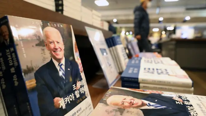 8일 오전 서울 종로구 교보문고 광화문점에 조 바이든 제 46대 미국 대통령 당선인 관련 서적이 진열돼 있다