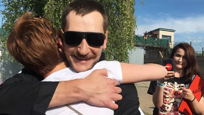 "Хочу домой, шашлыка и окрошки": как Олега Навального встретили из колонии