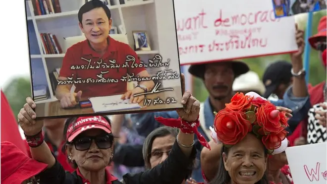 กลุ่มคนเสื้อแดงชุมนุมต่อต้านการยึดอำนาจ ที่ถนนอักษะ พุทธมณฑล จ.นครปฐม เมื่อวันที่ 5 เม.ย. 2557 ในขณะที่ กปปส.ชุมนุมอยู่อีกด้านหนึ่งของกรุงเทพฯ