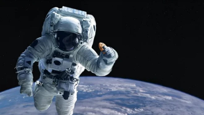 นักบินอวกาศถือคุกกี้