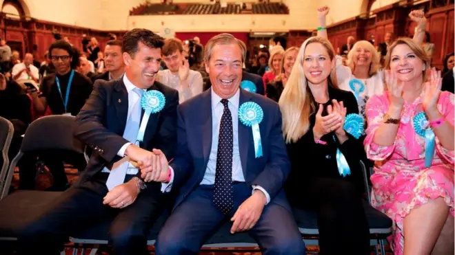 نايجل فاراج يبتهج، عقب الإعلان عن فوز حزبه في الانتخابات الأوربية، بإحدى مناطق انجلترا.