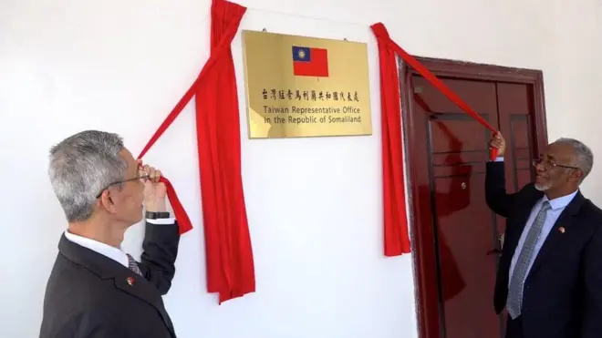 Wakiilka Taiwan Lou Chen-hua(bidix) iyo Wasiirka Arrimaha Dibadda ee Somaliland Yasin Xaaji Maxamuud