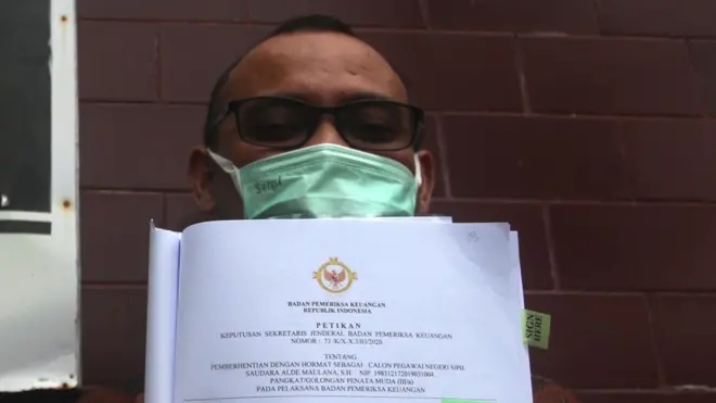 CPNS penyandang disabilitas, Alde Maulana menunjukkan SK pemberhentian dari BPK RI