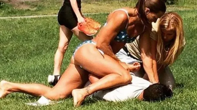 Mujer policía en bikini detiene a un carterista en Estocolmo