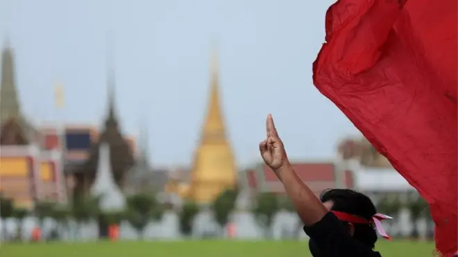 กลุ่ม "แนวร่วมธรรมศาสตร์และการชุมนุม" ได้ตอกย้ำ 10 ข้อเรียกร้องในการปฏิรูปสถาบันฯ ระหว่างการชุมนุมใหญ่เมื่อ 19 ก.ย. ที่ท้องสนามหลวง