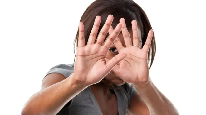 Nwaanyi na-azọ onwe ya ka aghara itigbu ya