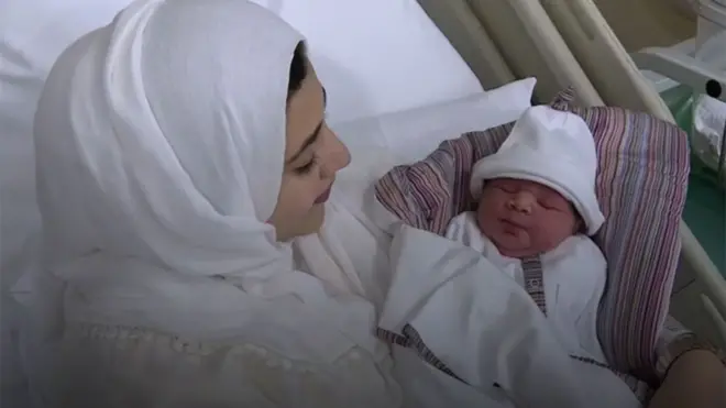 "Seperti keajaiban," kata Moaza Al Matrooshi, yang melahirkan bayi laki-laki di Rumah Sakit Portland Rabu (14/12).