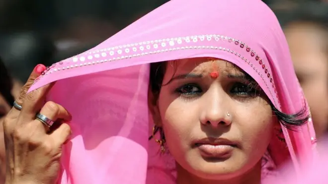 સાડી પહેરેલી યુવતીની તસવીર