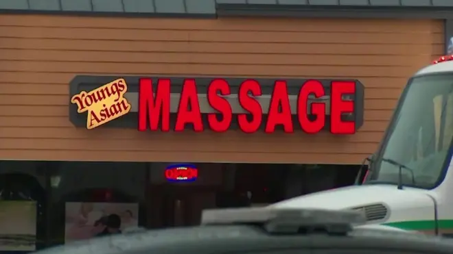 ये गोलीबारी दो स्पा और एक मसाज पार्लर में की गई है.