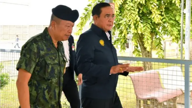 พล.อ. ประยุทธ์ จันทร์โอชา นายกรัฐมนตรี และ ผอ.รมน. พร้อมด้วย พล.ท. พรศักดิ์ พูลสวัสดิ์ แม่ทัพภาคที่ 4 ในฐานะ ผอ.รมน.ภาค 4 ส่วนหน้า