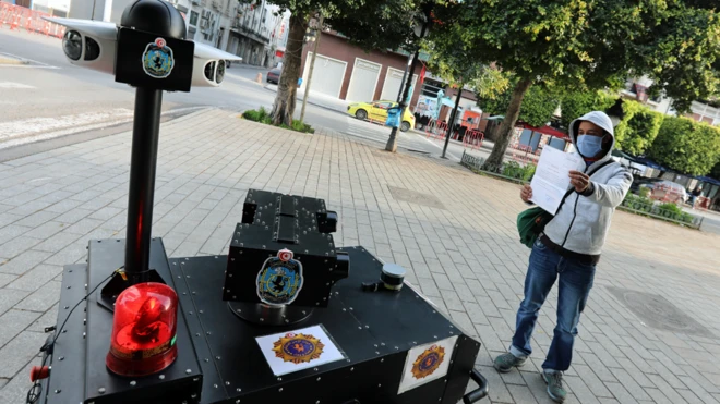 Le robot interroge les gens qu'il voit dans la rue.