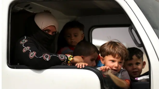 People flee Mosul in Iraq