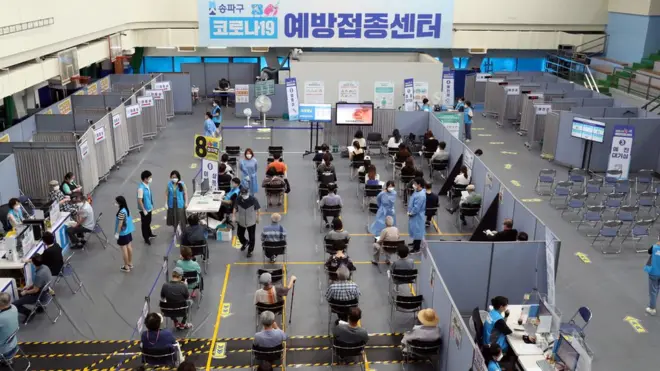 건강 문제 등으로 인해 예방접종을 취소 또는 미룬 만 60~74세 고령층에 대한 백신 사전예약 또한 12일부터 시작된다