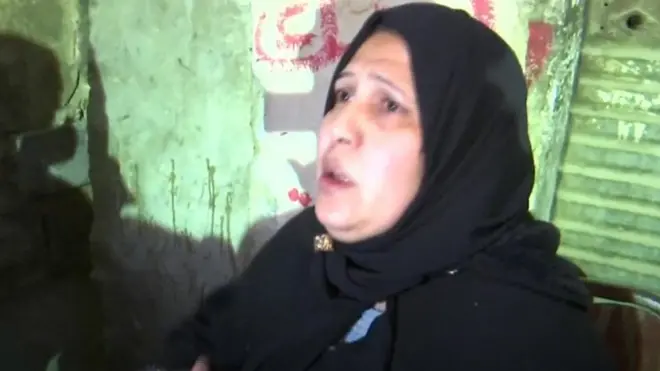 قتل 3 من أفراد الشرطة المصرية، بينهم ضابط، وجرح 6 آخرون لدى تعقب "إرهابي" في محيط الجامع الأزهر بالقاهرة.