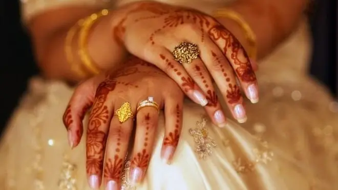 India adalah salah-satu sedikit negara di mana seorang pria Muslim dapat menceraikan istrinya hanya dalam beberapa menit dengan mengucapkan kata talaq (perceraian) sebanyak tiga kali.