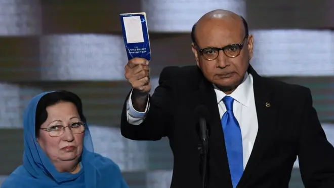 Khizr Khan, al lado de su esposa, cuestionó al republicano Donald Trump sobre su conocimiento de la Constitución de EE.UU.