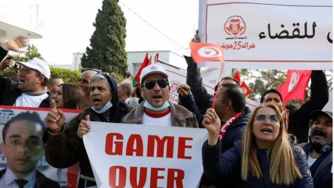 أنصار الرئيس قيس سعيّد يتظاهرون أمام مجلس القضاء الأعلى الأحد ورفعوا شعارات منها "الشعب يريد تطهير القضاء".