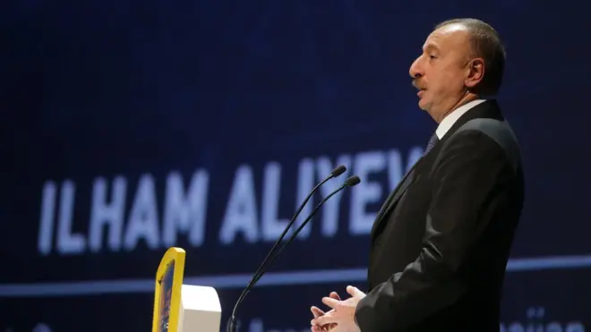 По действующему закону уголовно наказывается "опорочивание или унижение чести и достоинства" президента в СМИ, в публичных выступлениях или открыто демонстрируемых произведениях