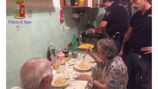 Polislertin makarna pişirrdiği yaşlı İtalyan çift