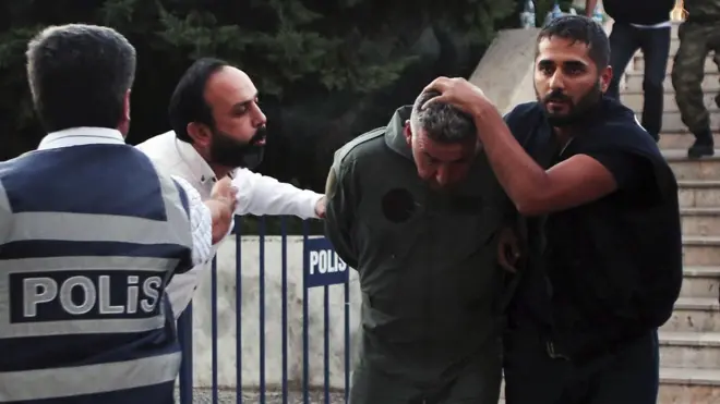 Darbe girişimi sonrasında başlatılan soruşturmalarda gözaltına alınanların sayısı 6 bin civarında.