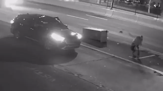 تبحث الشرطة الأمريكية في العاصمة واشنطن عن رجل حطم عددا من الكاميرات التي تراقب سرعة سائقين. وأظهرت لقطات سجلتها كاميرات مراقبة الرجل وهو يحطم إحدى الكاميرات.