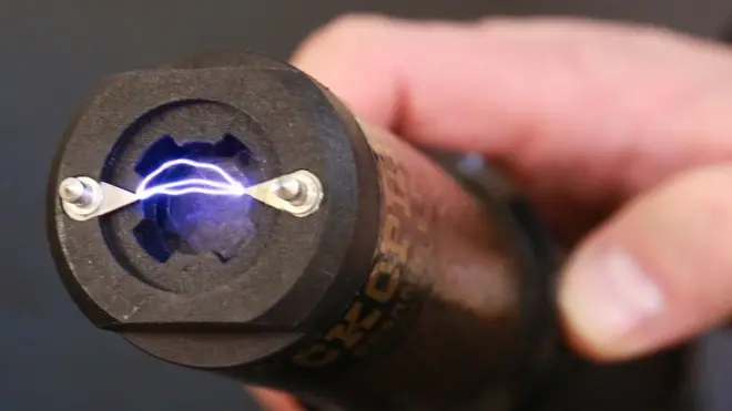 Этот шокер с думя электродами похож на "Гюрзу": вызывет болевой шок, кратковременные судороги и состояние дезориентации