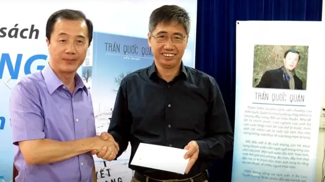 Nhà văn Trần Quốc Quân (trái) giao lưu với nhà báo, tác giả Huy Đức trong dịp ra mắt tác phẩm.