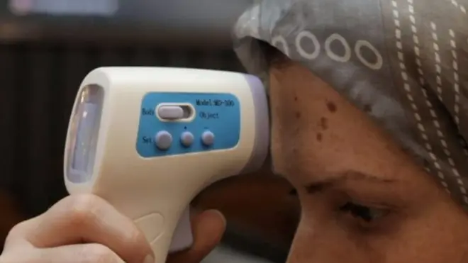 هل درجة الحرارة المرتفعة تعني إصابتك بالكورونا؟