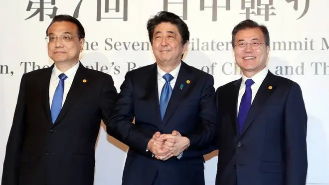 9일 일본 도쿄 영빈관에서 열린 한중일 정상회의에 참석한 중국 리커창 총리, 일본 아베 신조 총리, 한국 문재인 대통령