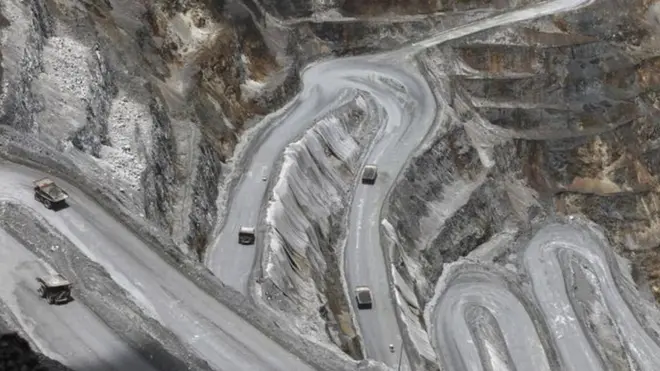 Operasi pertambangan di PT Freeport McMoran menyebabkan dampak lingkungan.