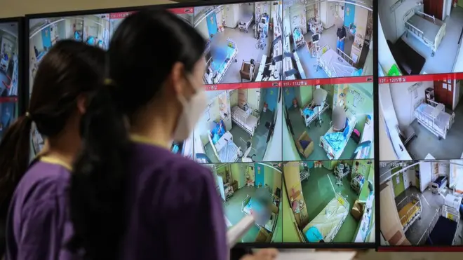 17일 서울의료원 코로나19 종합상황실에서 의료진들이 업무를 보고 있다