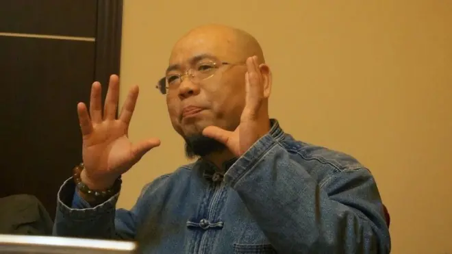 吴淦的抗议方式常常是有意羞辱他的抗争对象