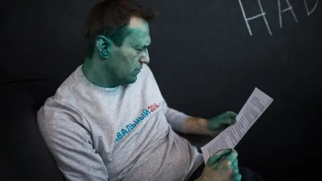 27 апреля Навального облили зеленкой на выходе из офиса Фонда борьбы с коррупцией